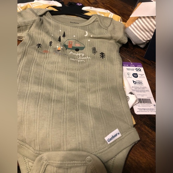 Gerber 3 Pack Of Onesies & Hooded Towel With Three Matching Washcloths all NWT - Picture 3 of 11